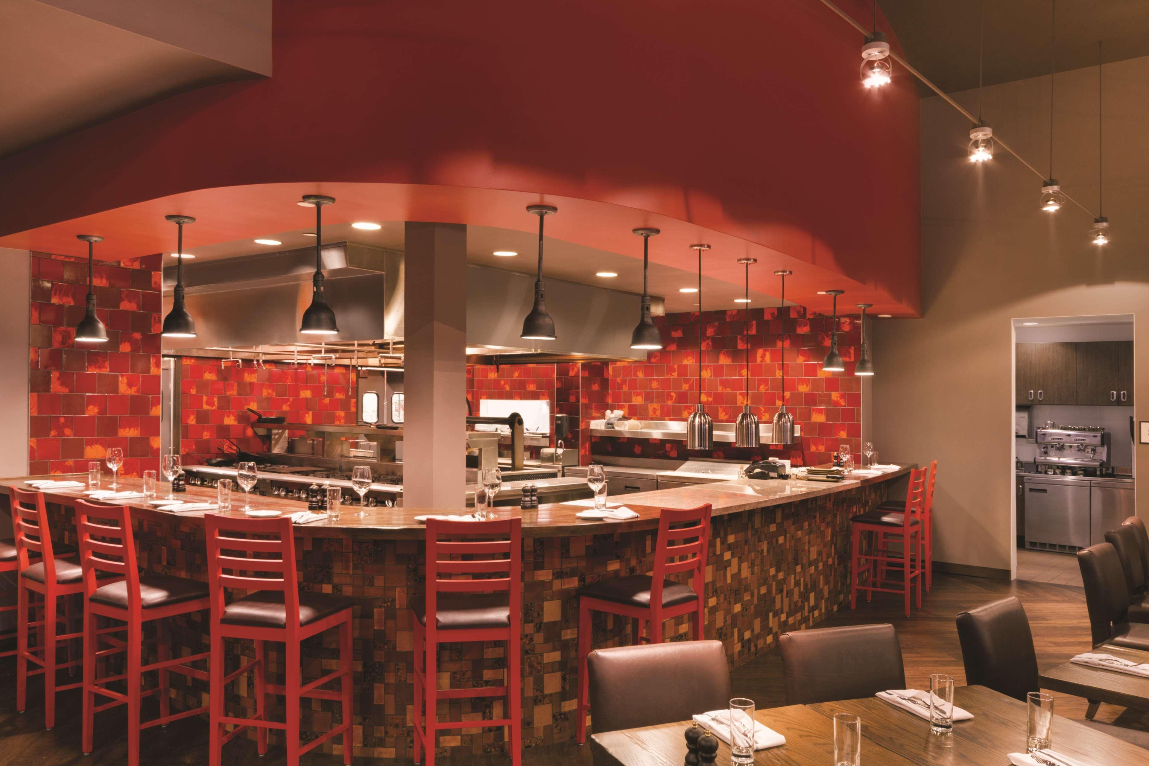 Hotel Embassy By Hilton Alabama Downtown 4*